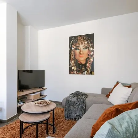 Апартаменты Pleasant Near The Center Of