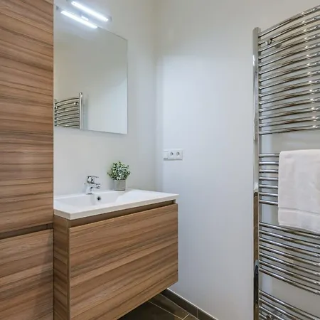 Pleasant Near The Center Of Apartment *