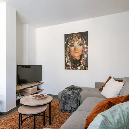 Pleasant Near The Center Of Apartment *